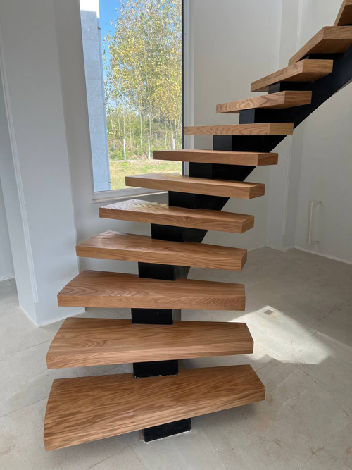 پله چوبی گرد